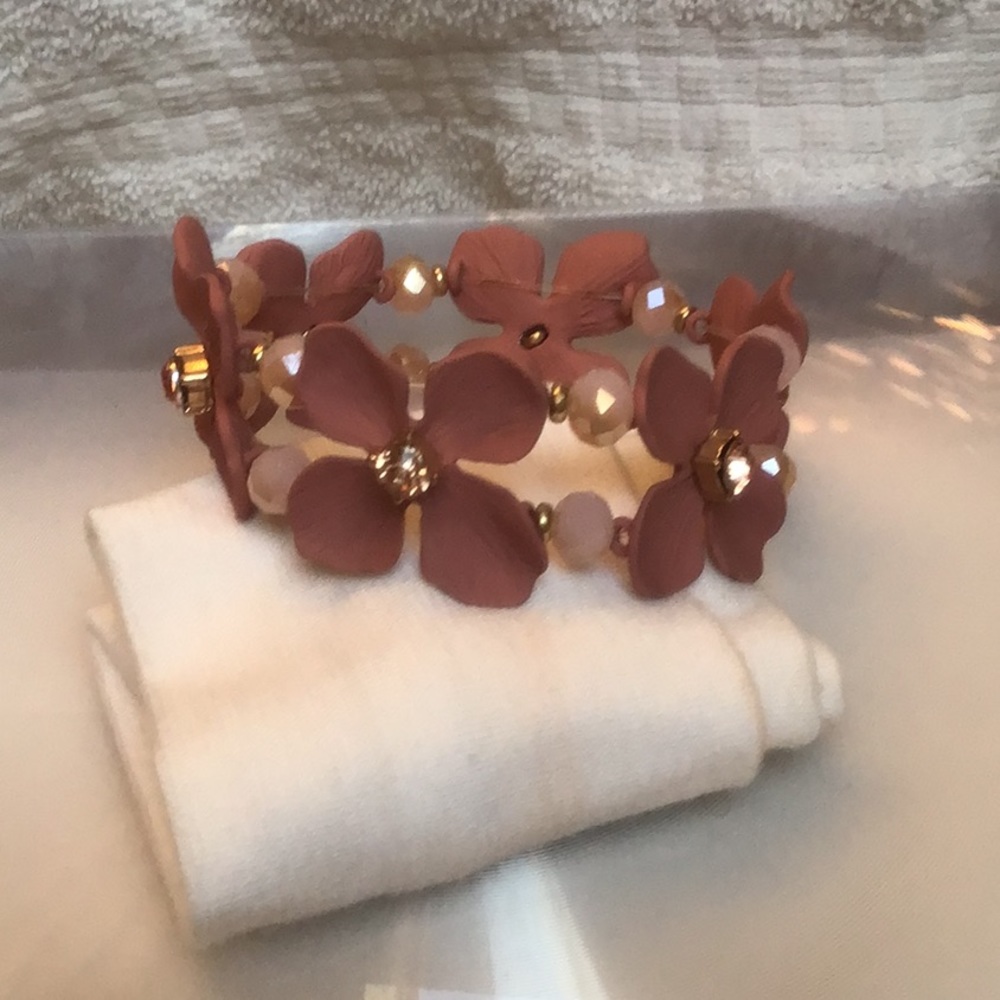 PINK/BRN FLORAL STRETCH BRACELET WITH RHINESTONE DETAILED ACCENTS. AVERAGE SIZE